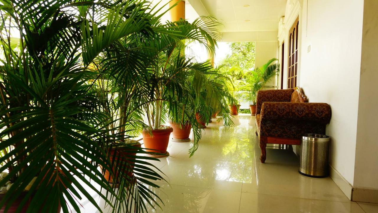 Thayamkery'S Royal Inn Kochi Extérieur photo