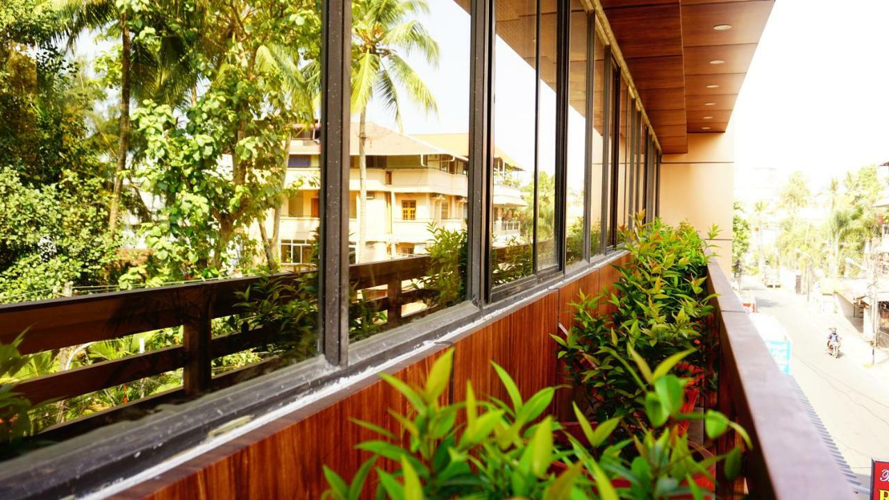 Thayamkery'S Royal Inn Kochi Extérieur photo