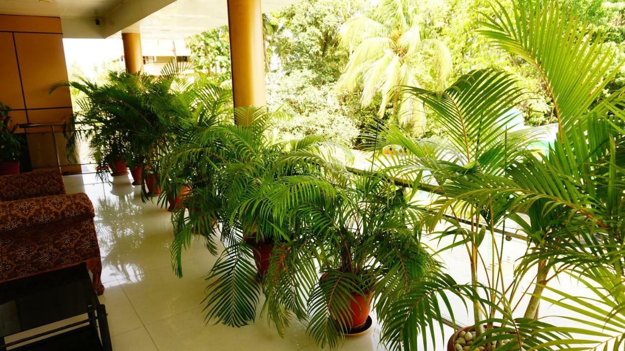Thayamkery'S Royal Inn Kochi Extérieur photo